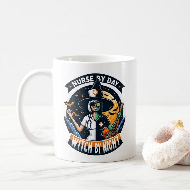 Niedliche Halloween-Kurse an der Hexe bei Nacht Kaffeetasse (Mit Donut)
