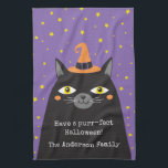 Niedliche Halloween-Schwarzkatze Geschirrtuch<br><div class="desc">Eine niedliche,  schwarze Halloween-Katze mit Hut schmückt dieses Küchentuch. Personalisieren Sie es zu Halloween mit Ihrem Familiennamen. Macht ein niedliches Geschenk für einen Freund zu Halloween. Entworfen für Sie von BlackBerry Boulevard.</div>