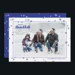 Niedliche handgezeichnete Sterne Happy Hanukkah Fa Feiertagskarte<br><div class="desc">Stilvolle und niedliche Fotokarten sind in dieser Ferienzeit für alle Ihre Freunde und Familie ideal. Passen Sie den Text "glücklich hanukkah" mit Ihrer eigenen Begrüßung an, ändern Sie den Familiennamen und das Jahr und tauschen Sie das Foto Ihrer Kinder, Haustiere oder der ganzen Familie aus. Das Design zeichnet sich durch...</div>