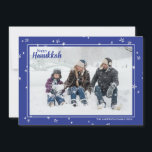 Niedliche handgezeichnete Sterne Happy Hanukkah Fa Feiertagskarte<br><div class="desc">Stilvolle und niedliche Fotokarten sind in dieser Ferienzeit für alle Ihre Freunde und Familie ideal. Passen Sie den Text "glücklich hanukkah" mit Ihrer eigenen Begrüßung an, ändern Sie den Familiennamen und das Jahr und tauschen Sie das Foto Ihrer Kinder, Haustiere oder der ganzen Familie aus. Das Design weist einen weißen...</div>