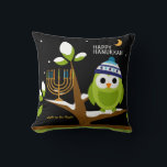 Niedliche Hanukkah Big Owl & Menorah Schneebaumnac Kissen<br><div class="desc">Niedliche Hanukkah Owl & Menorah in einem Schneebaum. Leck die Nächte auf. Dieses Niedliche Hanukkah Owl & Menorah in einem Schneebaum macht total Spaß! Der farbenfrohe Cartoon-Stil wird Freunde und Familie aller Altersgruppen begeistern. Es ist so konzipiert, dass jeder in dieser Ferienzeit lächeln kann. Alle Texte, einschließlich der guten Wünsche...</div>