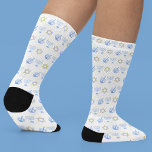 Niedliche Hanukkah Menorah Dreidel Pattern jüdisch Socken<br><div class="desc">Schöne Hanukkah Socken in hübschem Blau mit einem coolen Muster des Judentums-Sterns,  dreidel für lustige Chanukah-Spiele,  und die jüdische Menorah für den Urlaub.</div>