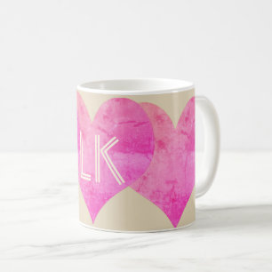 Niedliche, hellrosa Herzen Hinzufügen von Initiale Kaffeetasse