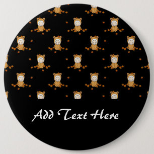 Niedliche Herbstbabys im Muster fallender Blätter Button