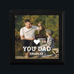 Niedliche HERZ-LIEBE SIE VATER Foto-Namen Erinnerungskiste<br><div class="desc">Niedliche HERART LIEBE YOU VATER Foto Names Geschenkboxen bietet Ihr Lieblings-Foto mit dem Text "(Liebe Herz) Sie Vater" in modernem, weißem Skript mit Ihren Namen unten. Personalisieren Sie diese, indem Sie den Text in dem dafür vorgesehenen Textfeld bearbeiten und ein eigenes Bild hinzufügen. Ideal für Weihnachten, Geburtstag und Vatertag Geschenke....</div>