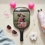 Niedliche HERZEN LIEBE SIE MAMA Muttertagsjubiläum Pickleball Schläger<br><div class="desc">Niedlich Heart Liebe You Mama Mother's Day Foto Pickleball Paddle zeigt Ihr Lieblings-Foto mit dem Text "(Liebe Herz) Sie Mama" in modernen weißen Skript mit Ihren Namen unten. Personalisieren Sie diese, indem Sie den Text in dem dafür vorgesehenen Textfeld bearbeiten und ein eigenes Bild hinzufügen. Ideal für Weihnachten, Geburtstag und...</div>