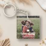 Niedliche HERZEN LIEBE SIE MAMA Muttertagsjubiläum Schlüsselanhänger<br><div class="desc">Niedlich Heart Liebe You Mama Mother's Day Foto Schlüsselanhänger zeigt Ihr Lieblings-Foto mit dem Text "(Liebe Herz) Sie Mama" in modernen weißen Skript mit Ihren Namen unten. Personalisieren Sie diese, indem Sie den Text in dem dafür vorgesehenen Textfeld bearbeiten und ein eigenes Bild hinzufügen. Entworfen von ©Evco Studio www.zazzle.com/store/evcostudio</div>