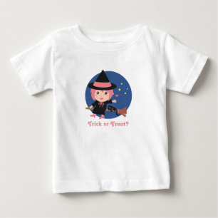Niedliche Hexe und Schwarze Katze auf dem Flying B Baby T-shirt