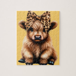 Niedliche Highland Kuh mit Bow Yellow