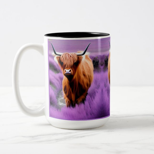 Niedliche Hochlandkuh auf Lavendelfeldern Zweifarbige Tasse (Links)