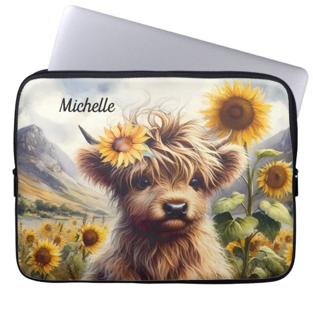 Niedliche Hochlandkuh und Sonnenblumen mit Namen Laptopschutzhülle (Vorderseite)