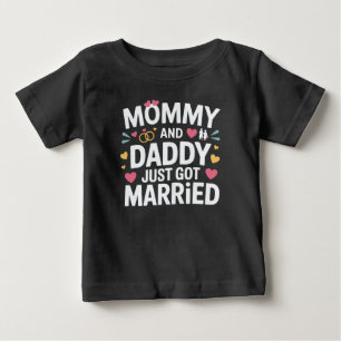 Niedliche Hochzeit Mommy und Daddy Just Married Baby T-shirt