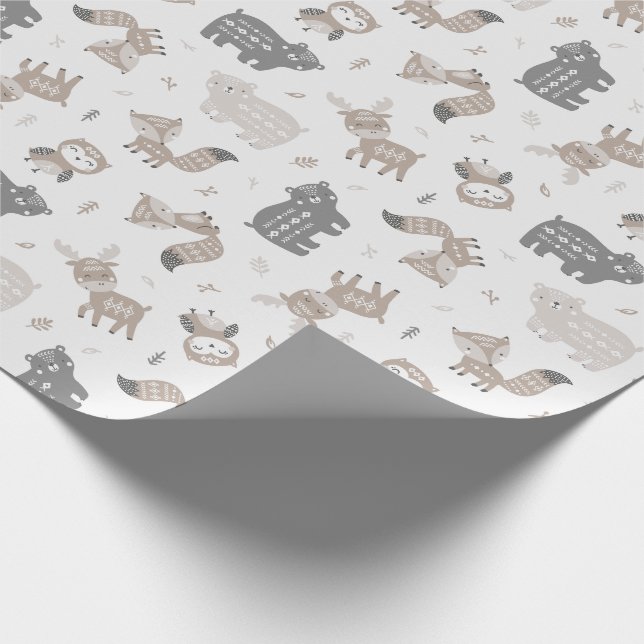 Niedliche Holztiere aus Stämmen auf Weiß Geschenkpapier (Ecke)