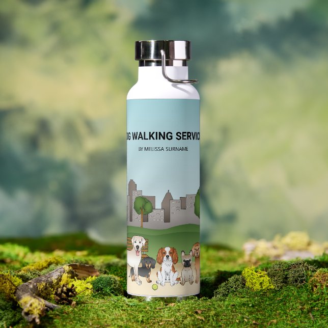 Niedliche Hunde in einem Park - Hundeschlittendien Trinkflasche (Außenbereich)
