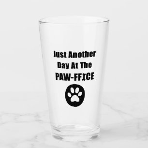 Niedliche Hundeschlittenpuppe macht noch einen Tag Glas