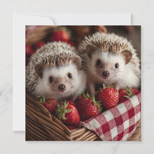 Niedliche Igel, die aus einem Erdbeerkorb herauspi Feiertagskarte