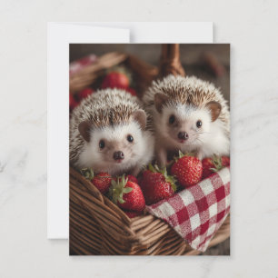 Niedliche Igel, die aus einem Erdbeerkorb herauspi Postkarte