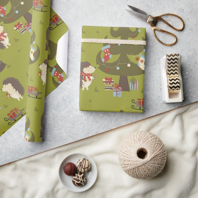 Niedliche Igel mit Weihnachtsbaum und Schlittenkid Geschenkpapier (Kunsthandwerk)
