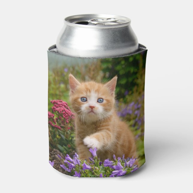 Niedliche Ingwer Katze im Garten, sonnige Wiege Dosenkühler (Kanne Vorderseite)