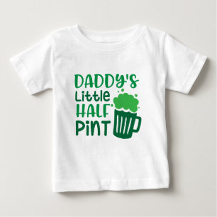 Niedliche Iren fassen Baby ab T-shirt