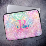 Niedliche irisierende, unicorfarbene Imitate Glitz Laptopschutzhülle<br><div class="desc">Hübscher schicke und elegante mädchenhafte Glitzer in einzigartiger Regenbogenfarbe, um eine besondere, stilvolle Laptop-Hülle zu schaffen. Fügen Sie Ihrem Büro, Ihrem Schreibtisch oder Ihrem persönlichen Raum einen stilvollen individuelle Name und eine monografische Laptop-Hülle hinzu. Das perfekte Accessoire für ein modernes Mädchen oder eine modische Frau. Schönes, modernes und cooles Design,...</div>