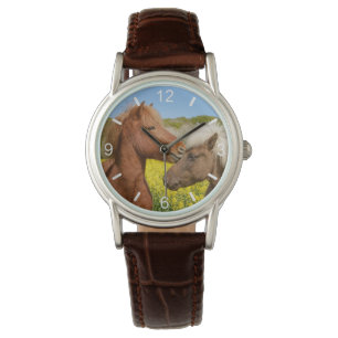 Niedliche isländische Pferde in einer Frühlingswie Armbanduhr