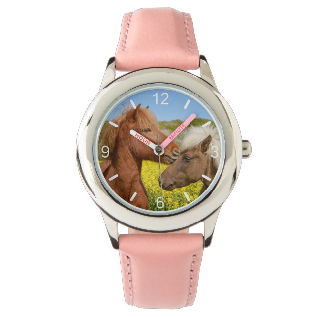 Niedliche isländische Pferde in einer Frühlingswie Armbanduhr (Vorderseite)