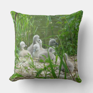 Niedliche junge Swans Kissen werfen