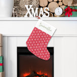 Niedliche Kalligrafie Script Red Winter Snowflake  Kleiner Weihnachtsstrumpf<br><div class="desc">Dieses Design zeichnet sich durch ein niedliches,  stylisches Kalligraphie-Skript Weihnachtsgeschenk-Strumpf mit einem rot-weiß Schneeflocken-Muster,  ein rustikales Bauernland whimsical,  minimalistisch minimalistisch klassisch klassisch,  eine elegante Vintage rustikale Stil,  altmodische zeitlose Urlaubsgestaltung,  Winterurlaub-Wohngestaltung,  maßgeschneiderten personalisierten Namen,  Weihnachts-Weihnachts-Geschenkidee,  ein kreatives Weihnachtsgeschenk.</div>