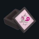 Niedliche Känguru-Mädchen Kiste<br><div class="desc">Niedliches skurriles Känguru mit einem Beutel voll Herz Geburtstag Geschenkboxen für ein Tier und Känguru liebende Mädchen. Personalisieren Sie mit Ihrem eigenen Namen und dem Alter des Kindes. Derzeit liest Reagan 9. Exklusive Kunst und entworfen von Sarah Trett für www.mylittleeden.com</div>