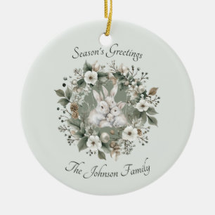 Niedliche Kaninchen im blumigen Winterkranz Keramik Ornament