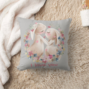 Niedliche Kaninchen in der Liebe Blumenkranz Kissen