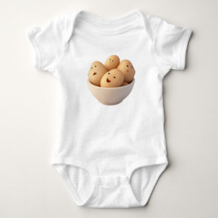 Niedliche Kartoffeln in einer Schüssel Baby Strampler