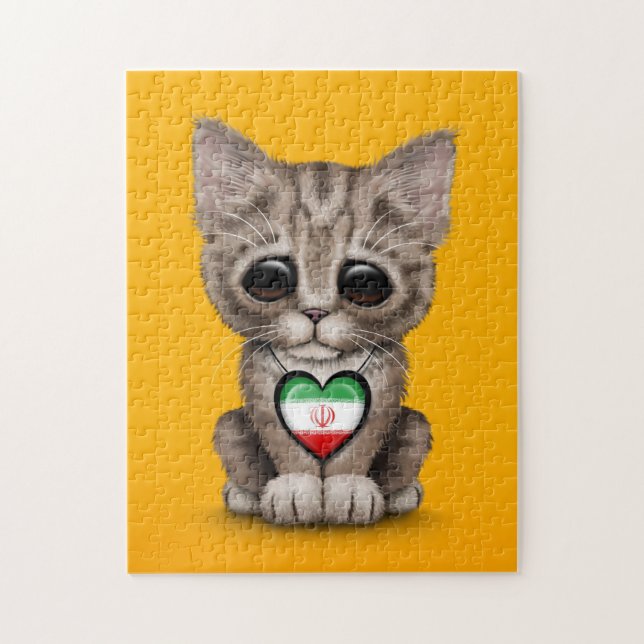 Niedliche Kätzchen-Katze mit dem iranischen (Vertikal)