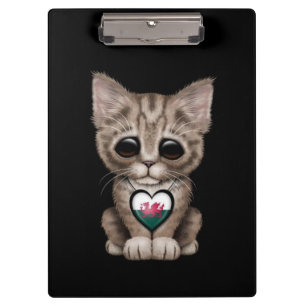 Niedliche Kätzchen-Katze mit dem Klemmbrett