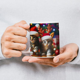 Niedliche Kätzchen mit dem Weihnachtsmann und Rent Kaffeetasse