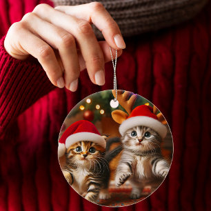 Niedliche Kätzchen mit dem Weihnachtsmann und Rent Keramik Ornament