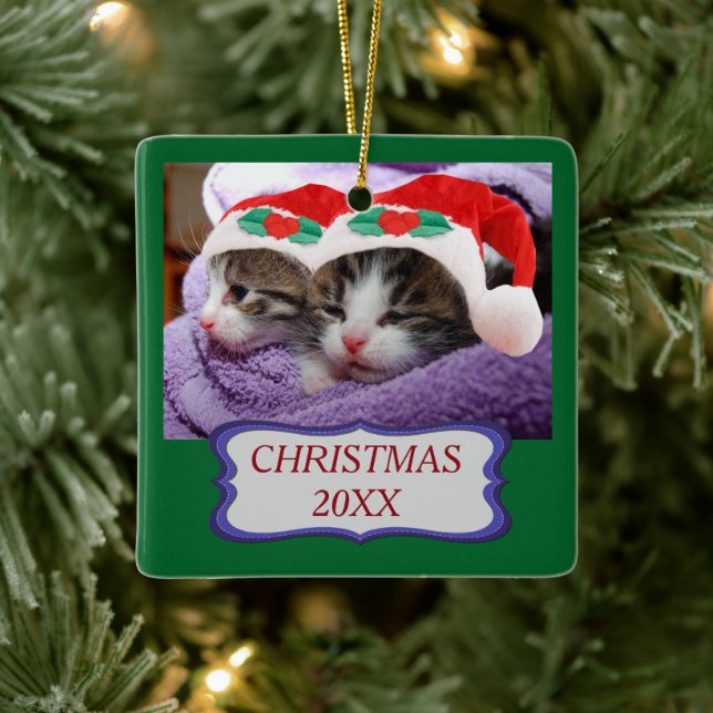 Niedliche Kätzchen Tragen rote Weihnachtsmannmütze Keramikornament (Baum)