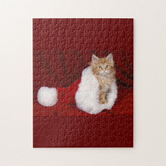 Niedliche Katze (A jigsaw puzzle features a long-haired orange cat sitting inside a Santa hat.)
