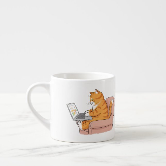 Niedliche Katze Arbeiten an einem Notebook mit Dat Espressotasse (Links)