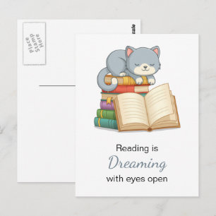 Niedliche Katze auf der Seite eines Buchstapelvorl Postkarte