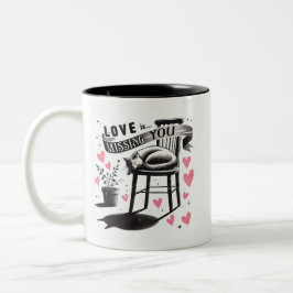 Niedliche Katze auf einem Stuhl Vermisst Zweifarbige Tasse
