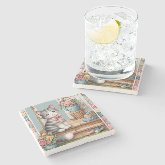 Niedliche Katze auf Veranda mit Blume & Patchwork Steinuntersetzer (Seitenansicht)