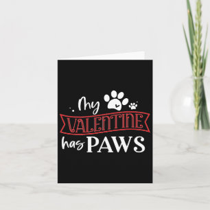 Niedliche Katze, die über meinem Valentin liegt, h Karte