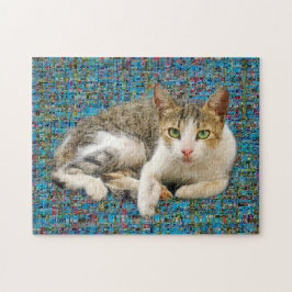 Niedliche Katze im abstrakten Hintergrund