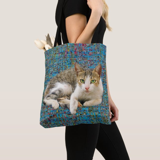 Niedliche Katze im abstrakten Hintergrund Tasche (Von Nahem)