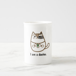 Niedliche Katze im Doktoruniformbecher Prozellantasse