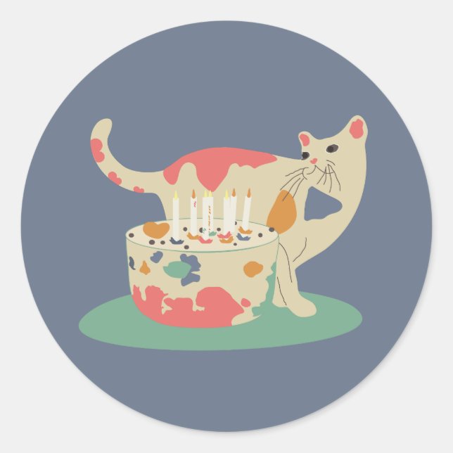 Niedliche Katze in der Nähe des gefeierten Kuchens Runder Aufkleber (Vorderseite)