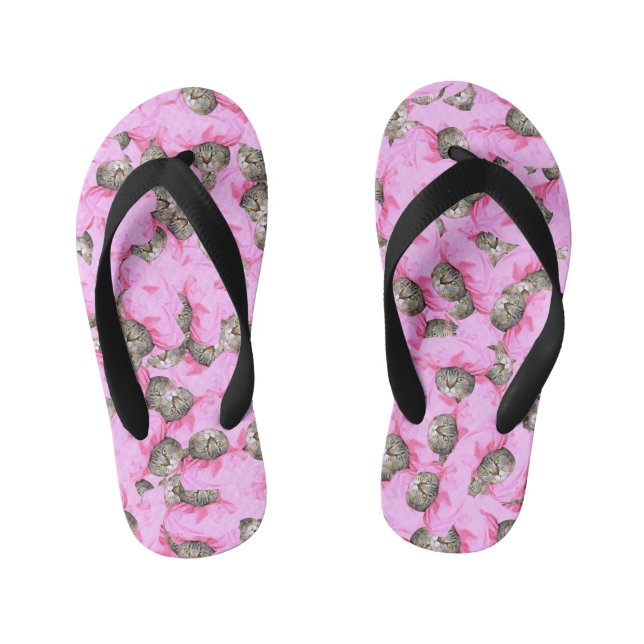 Niedliche Katze in einem rosa Caps-Muster zufällig Kinderbadesandalen (Fußbett)
