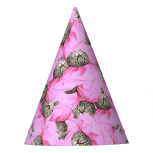 Niedliche Katze in einem rosa Caps-Muster zufällig Partyhütchen
